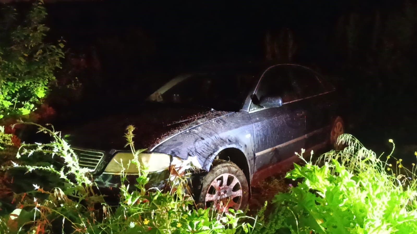 İnegöl'de tarlaya uçan otomobilin gece çekilmiş hasarlı görüntüsü.