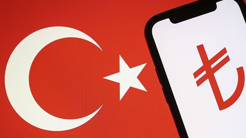 Türk bayrağı ve akıllı telefonda dijital Türk Lirası sembolü.
