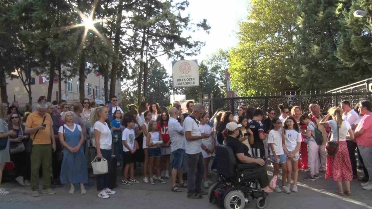 Bursa Dilek Özer Ortaokulu önünde toplanan veliler