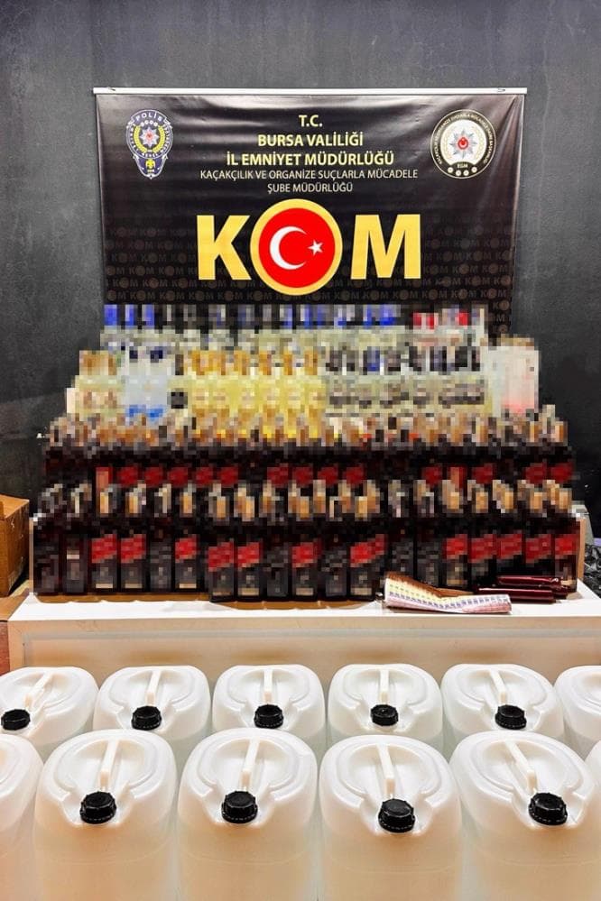 Bursa'da Sahte İçki Operasyonu: Yüzlerce Şişe ve Litre Etil Alkol Ele Geçirildi