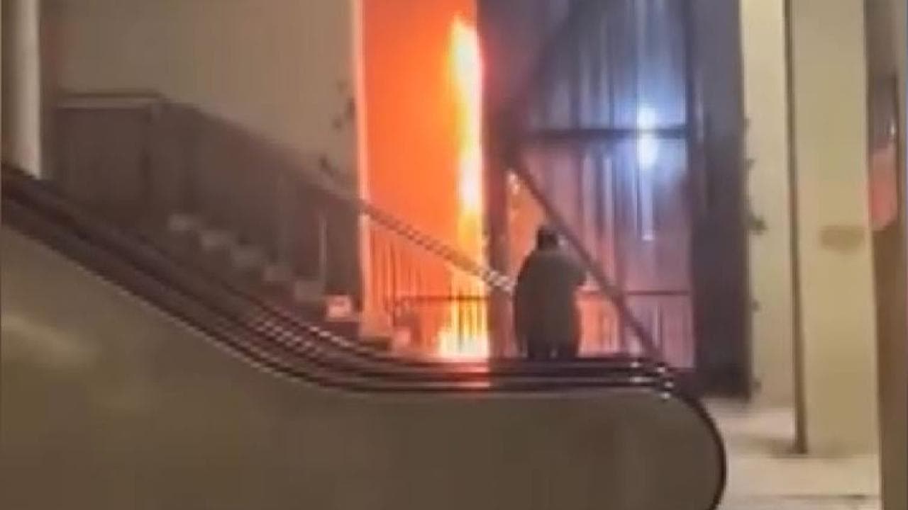 Taksim Metro İstasyonu'nda bir asansörde çıkan yangın anı.