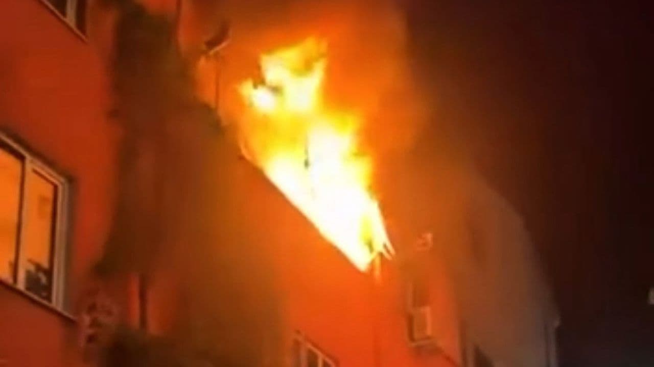 Bursa Yıldırım'da bir apartman dairesinin balkonundan yükselen alevler ve duman.