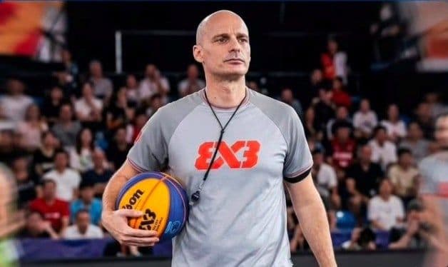 Basketbol hakemi Murat Ciner, FIBA 3X3 Avrupa Şampiyonası finalinde düdük çalarken.