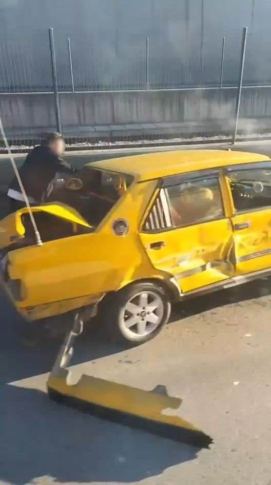 Bursa Kestel'de alkollü sürücünün karıştığı trafik kazasında hasar gören sarı renkli otomobil.