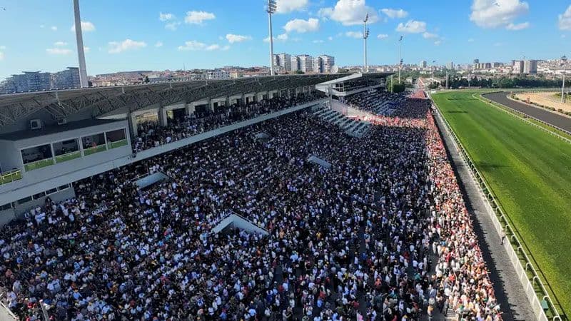 Bursa hipodromunda kalabalık tribünler ve yarış pisti