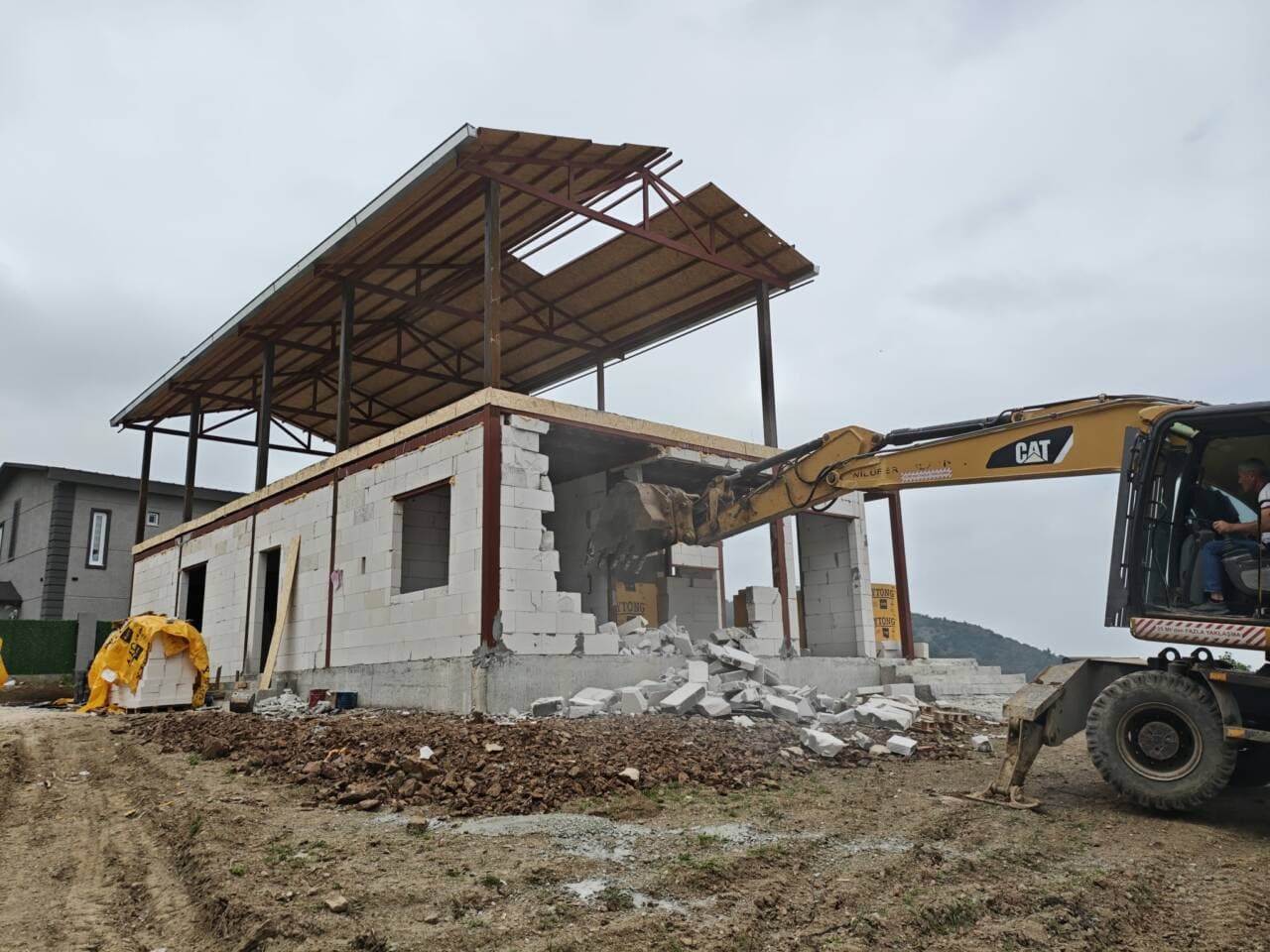 Bursa Nilüfer'de tarım arazisi üzerindeki kaçak yapının iş makinesiyle yıkımı.