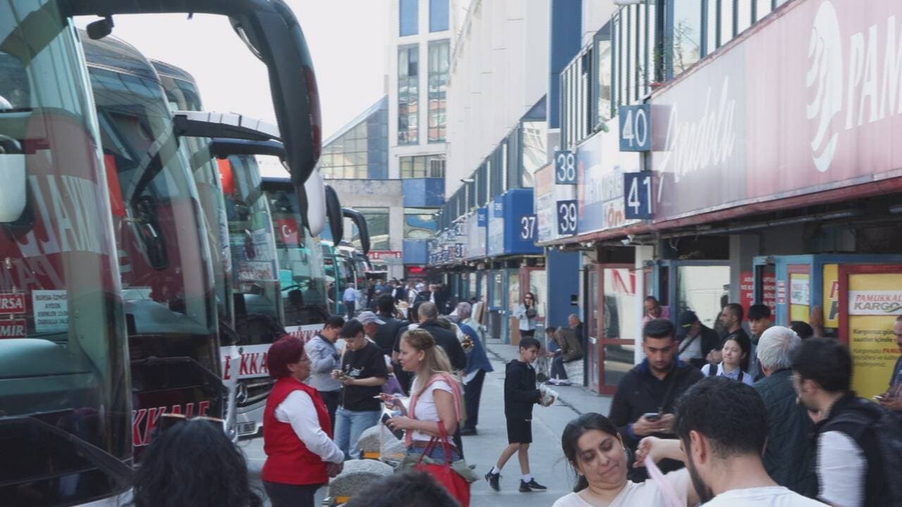 İstanbul otogarında Kurban Bayramı tatili öncesi otobüslere binen yolcular ve otobüsler.