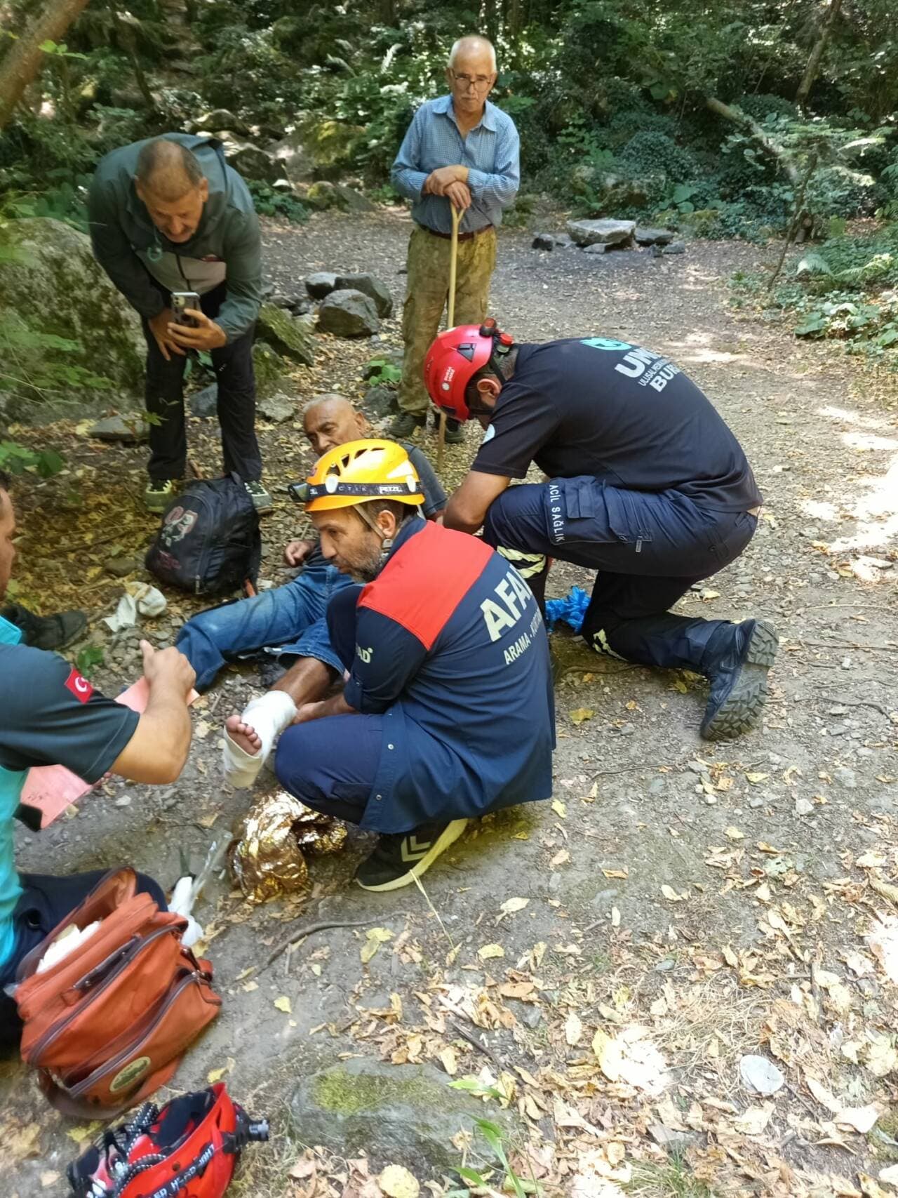 Bursa Kaplıkaya'da dere yatağında mahsur kalan kişiye AFAD ve UMKE ekipleri müdahale ediyor.