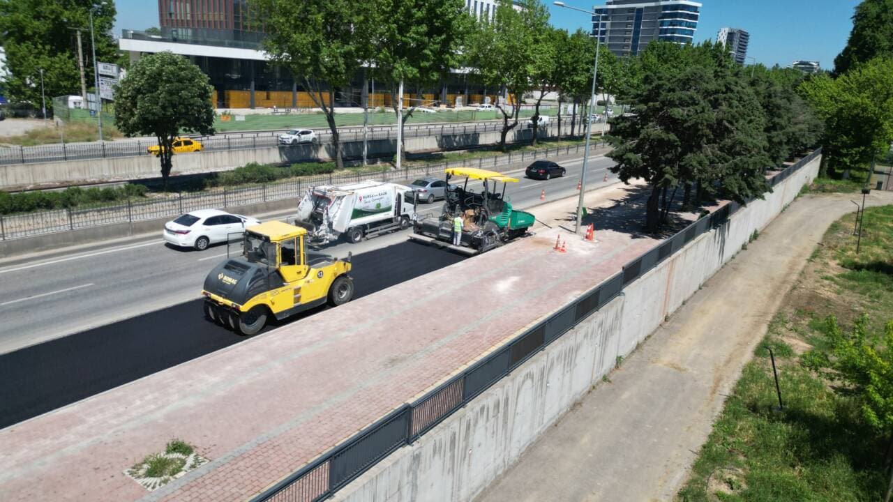 Bursa Osmangazi İstanbul Yolu'nda asfalt yenileme çalışmaları, iş makineleri ve işçiler.