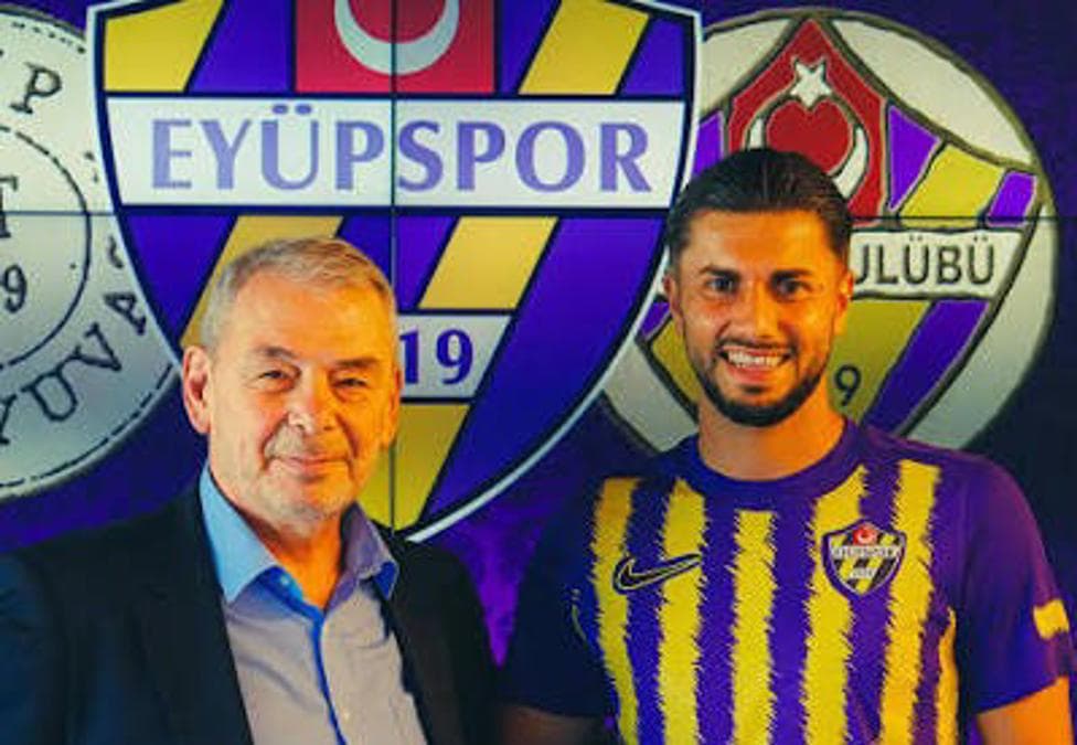 Eyüpspor'un yeni transferi kaleci Horatiu Moldovan, kulüp logosu önünde poz veriyor.