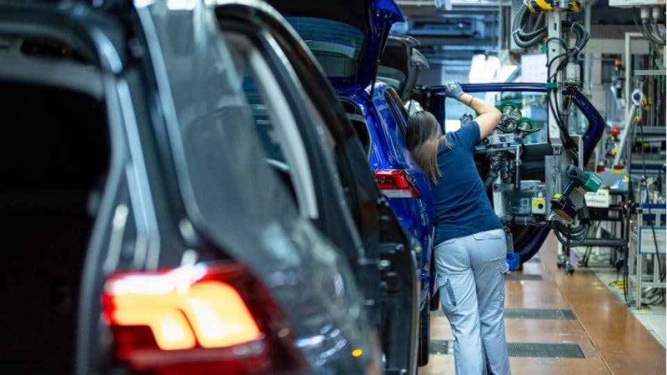 Alman otomotiv fabrikasında üretim hattında çalışan bir işçi, sektördeki istihdam kaybını simgeliyor.
