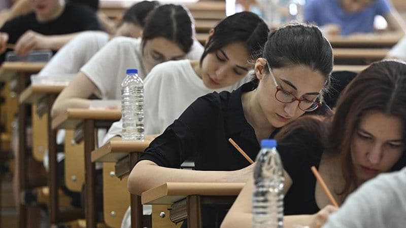 YKS sınavında soruları çözen öğrenciler, üniversite sınavı, AYT