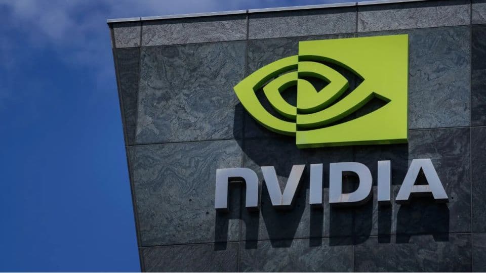 Nvidia logosu ve adı, bir binanın dış cephesinde.