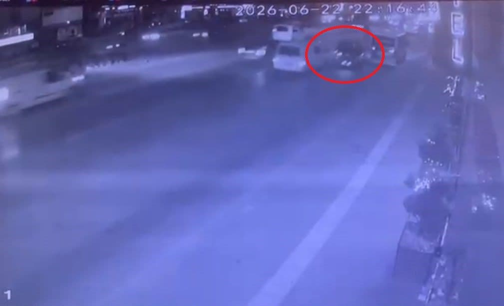 Bursa Osmangazi'de kamyonet ve motosikletin karıştığı trafik kazası güvenlik kamerası görüntüsü.