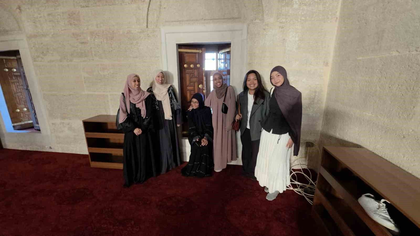 Edirne'deki Selimiye Camii'nde bayramlaşan uluslararası öğrenciler.