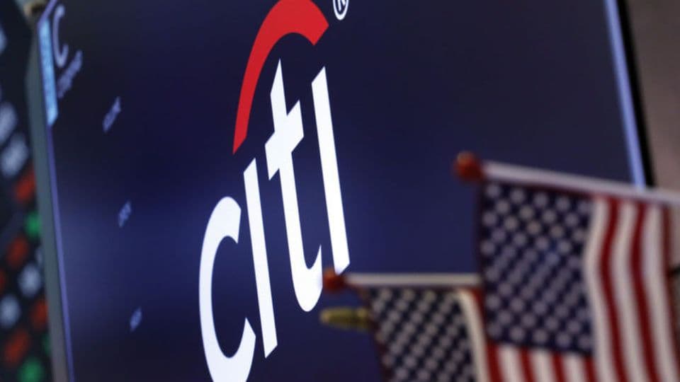 Citi logosu ve finansal piyasaları temsil eden detaylar.