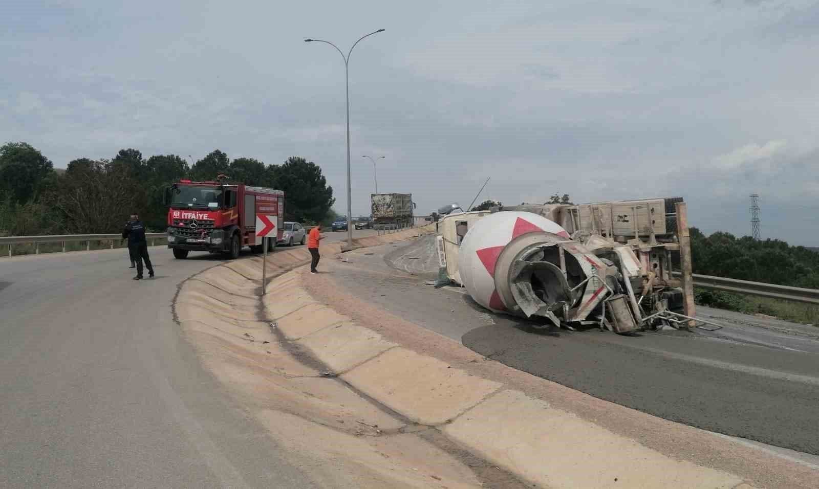 İnegöl'de devrilen beton mikseri kaza sonrası olay yeri