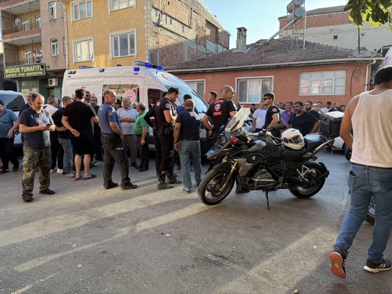 Bursa Panayır Mahallesi'nde Park Yeri Kavgası Kanlı Bitti: 3 Yaralı