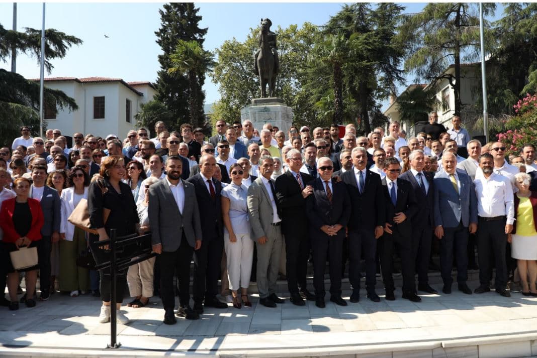 Bursa Siyasetinde Parti Değişiklikleri ve Tepkiler: Taraftar Duygusallığı Benzetmesi
