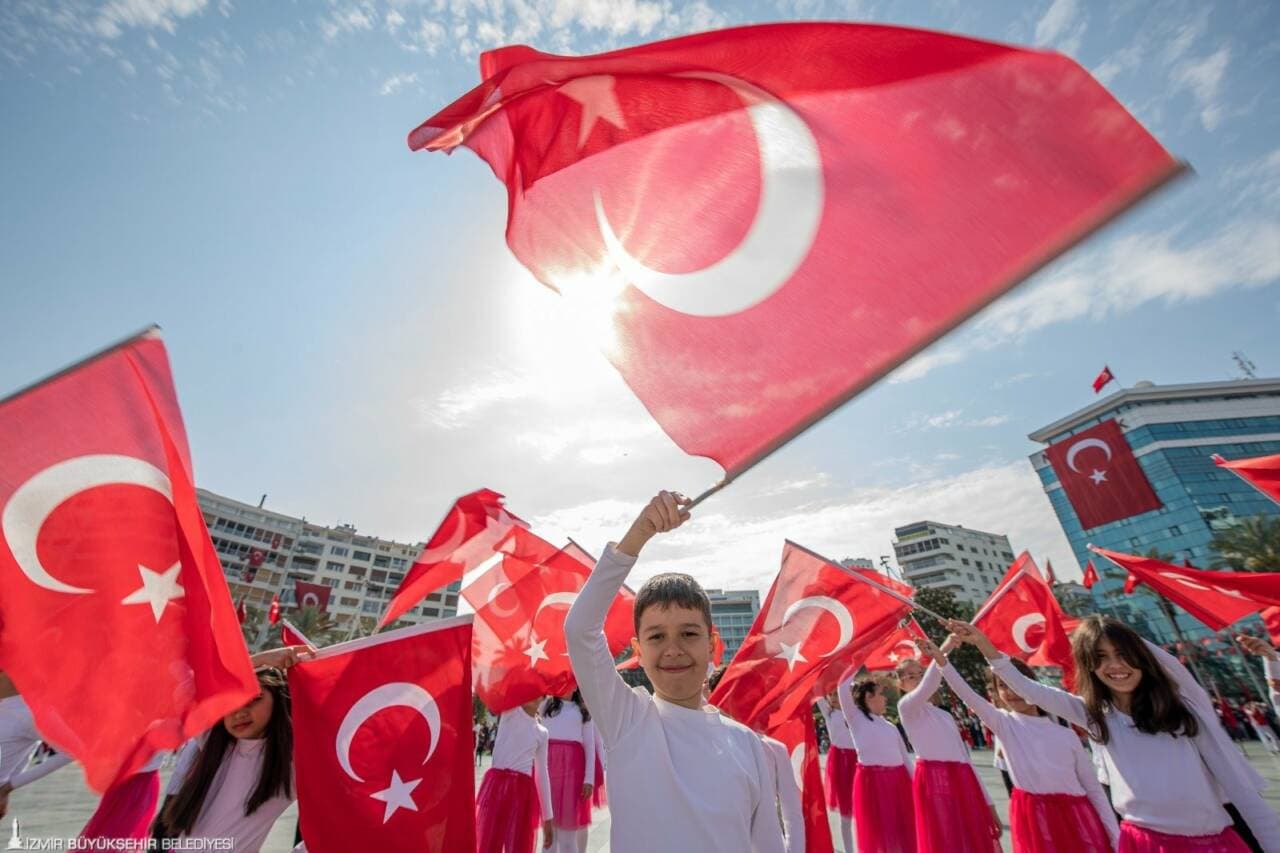 23 Nisan Ulusal Egemenlik ve Çocuk Bayramı kutlamalarında Türk bayrağı sallayan çocuklar.