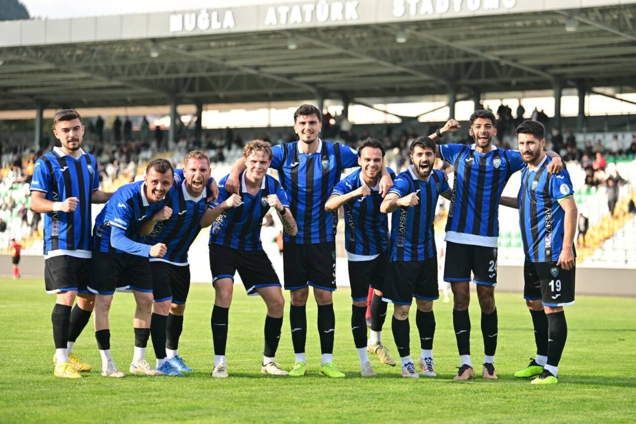 Karacabey Belediyespor futbolcuları sahada, satış iddiaları yalanlandı.