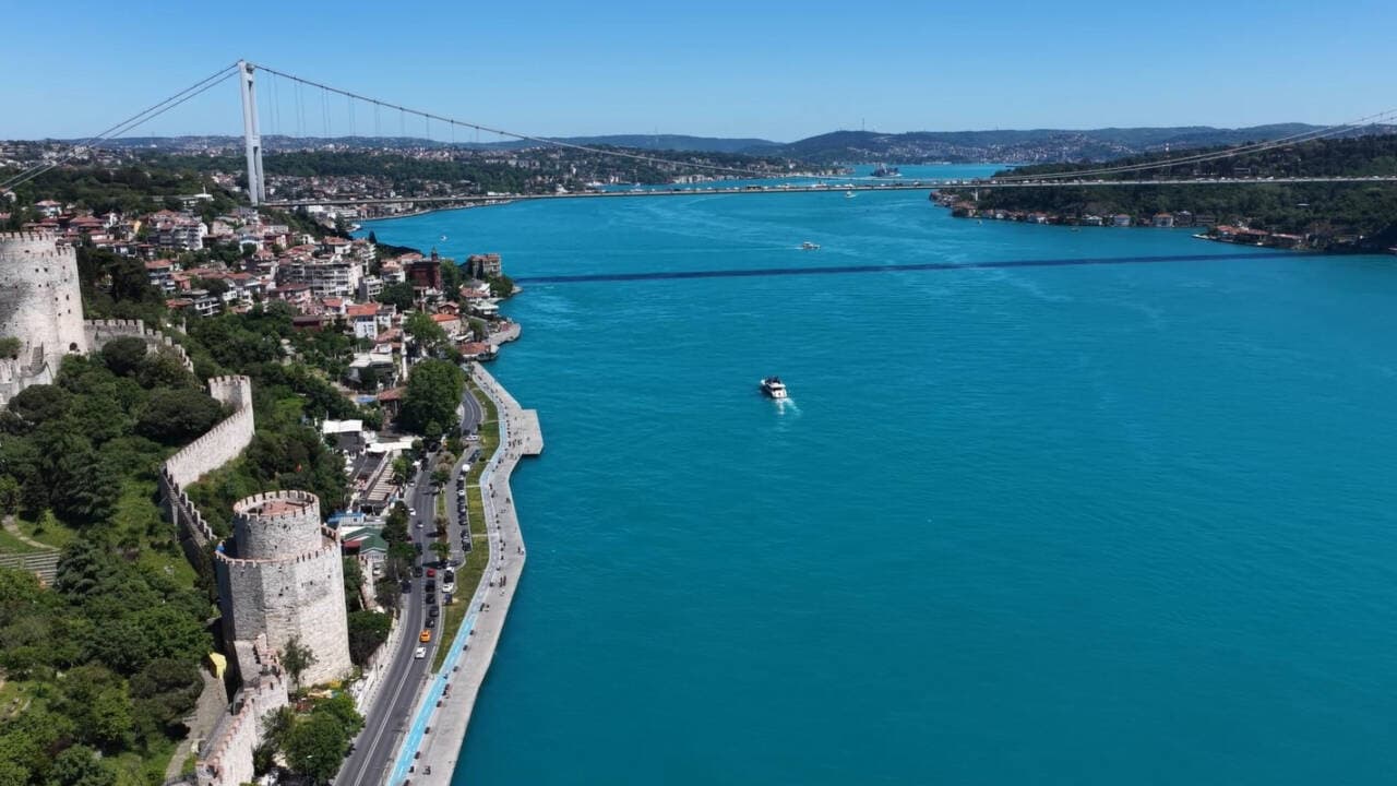 Kurban Bayramı'nda turkuaz renge bürünen İstanbul Boğazı, Rumeli Hisarı ve Fatih Sultan Mehmet Köprüsü manzarası.