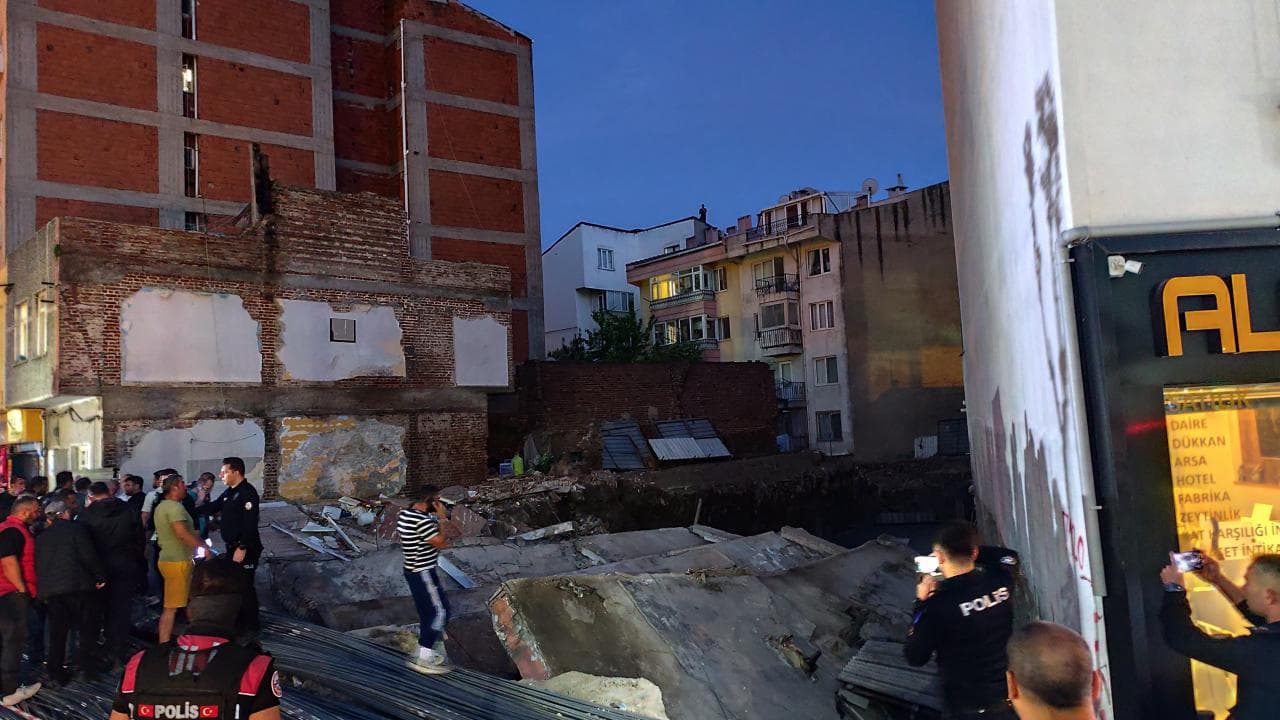 Balıkesir'de temel kazısı nedeniyle yıkılan binanın enkazı ve olay yerindeki ekipler.