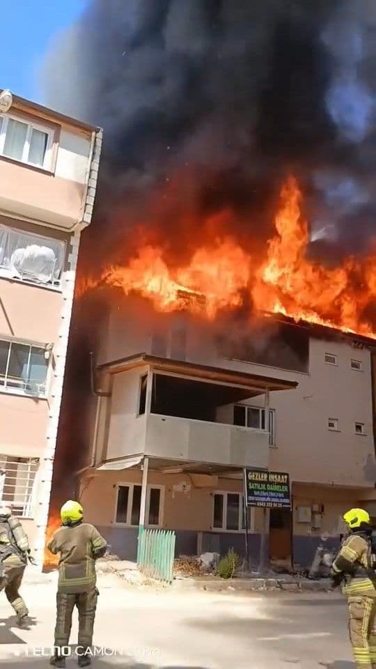 Bursa Osmangazi'de Çatı Yangını: Mahalle Sakinleri Panik Yaşadı