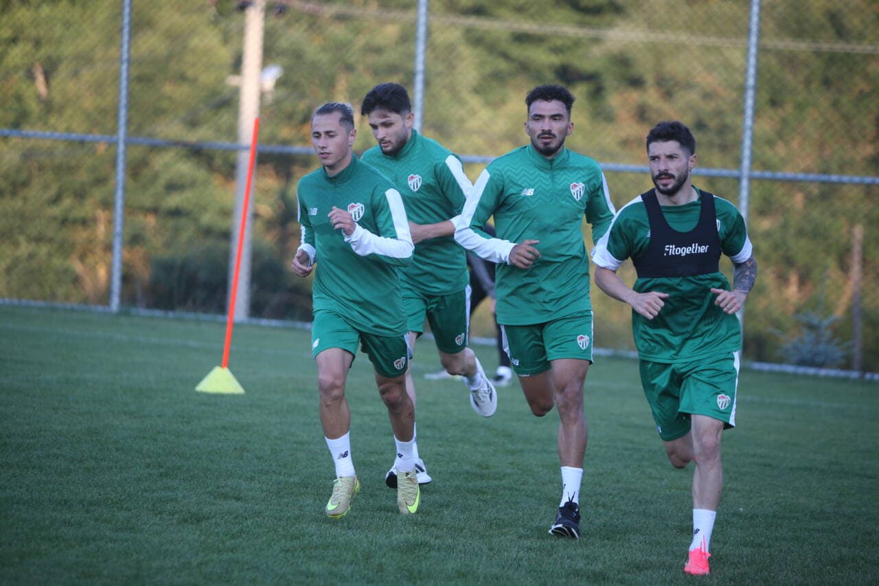 Bursaspor'da yeni sezon öncesi 15 futbolcunun lisansı çıkarıldı