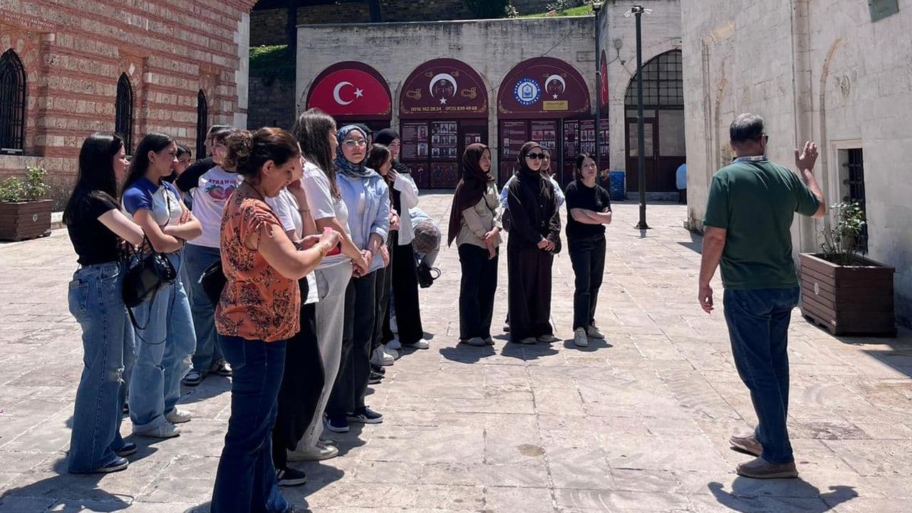 Yıldırım'da Gençler 'Adım Adım Kadim Bursa' Projesiyle Tarihi Keşfe Çıktı
