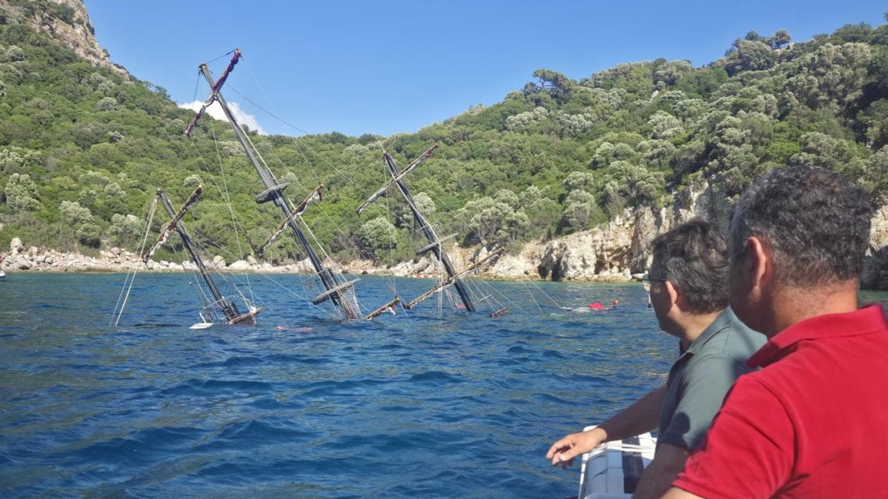 Marmaris'te Cennet Adası açıklarında batan Big Boss adlı tur teknesi, Akvaryum Koyu'nda suyun içinde.