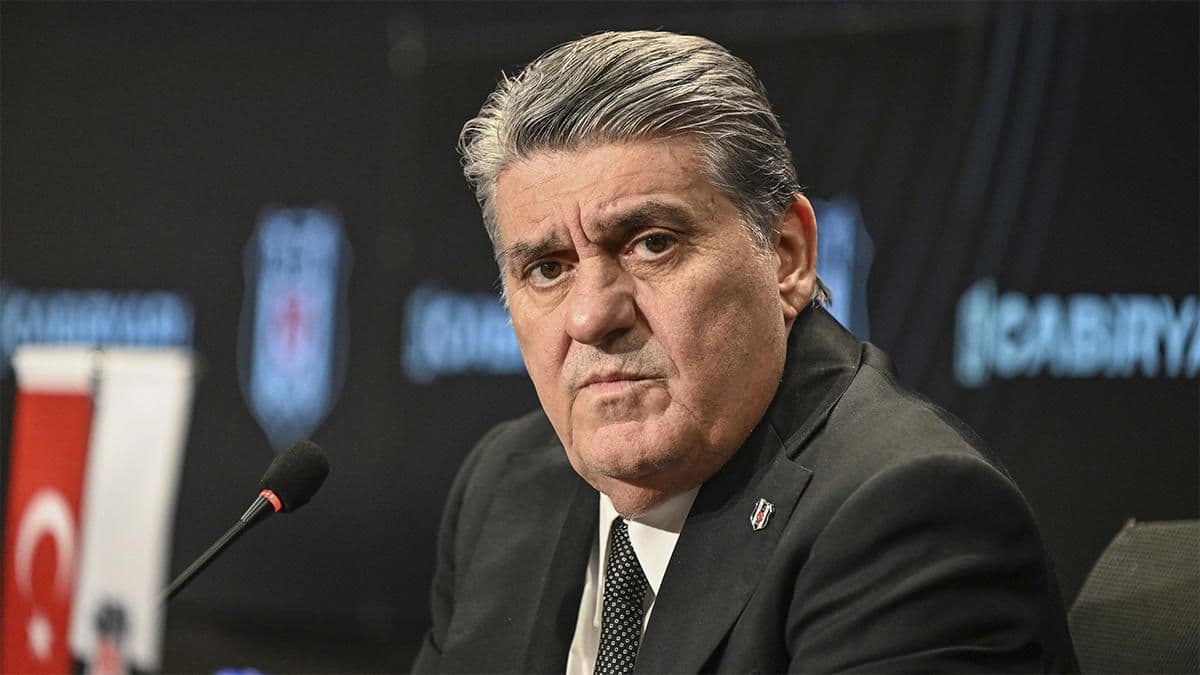 Beşiktaş Kulübü yöneticisi Serdal Adalı, mikrofon başında.