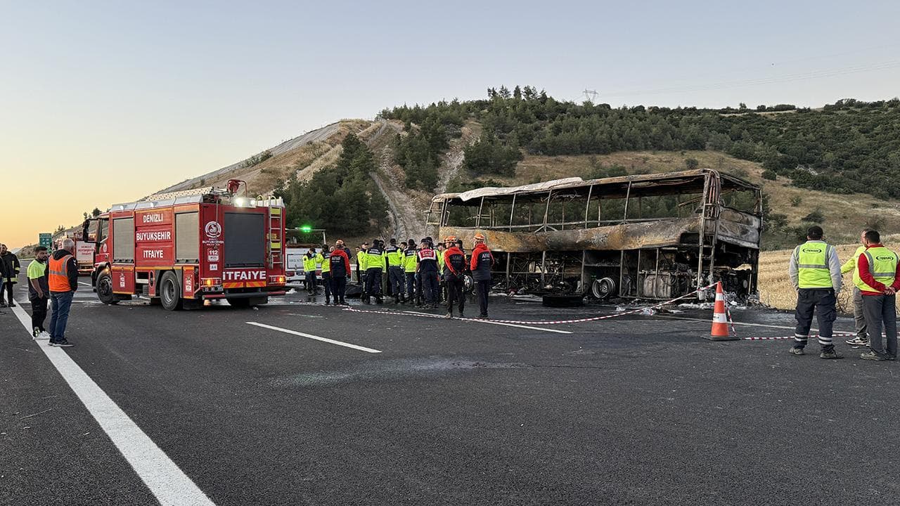 Denizli-Aydın Otoyolu'nda yanan otobüs kazası sonrası olay yeri incelemesi ve kurtarma ekipleri.