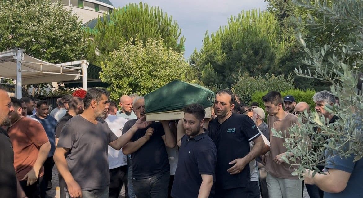 Bursa'da trafik kazası sonrası yardım ederken hayatını kaybeden Furkan Alan'ın cenaze töreninden bir kare.