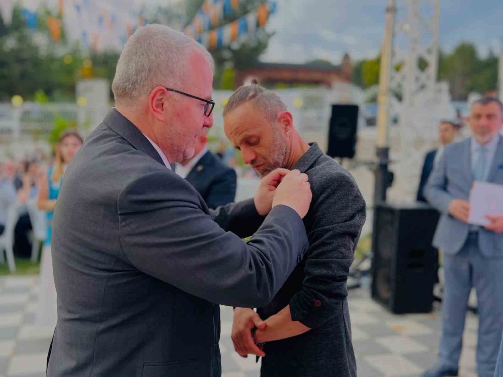 CHP Milletvekili Tüzün'ün Yeğeni ve Eski Danışmanı AK Parti'ye Katıldı