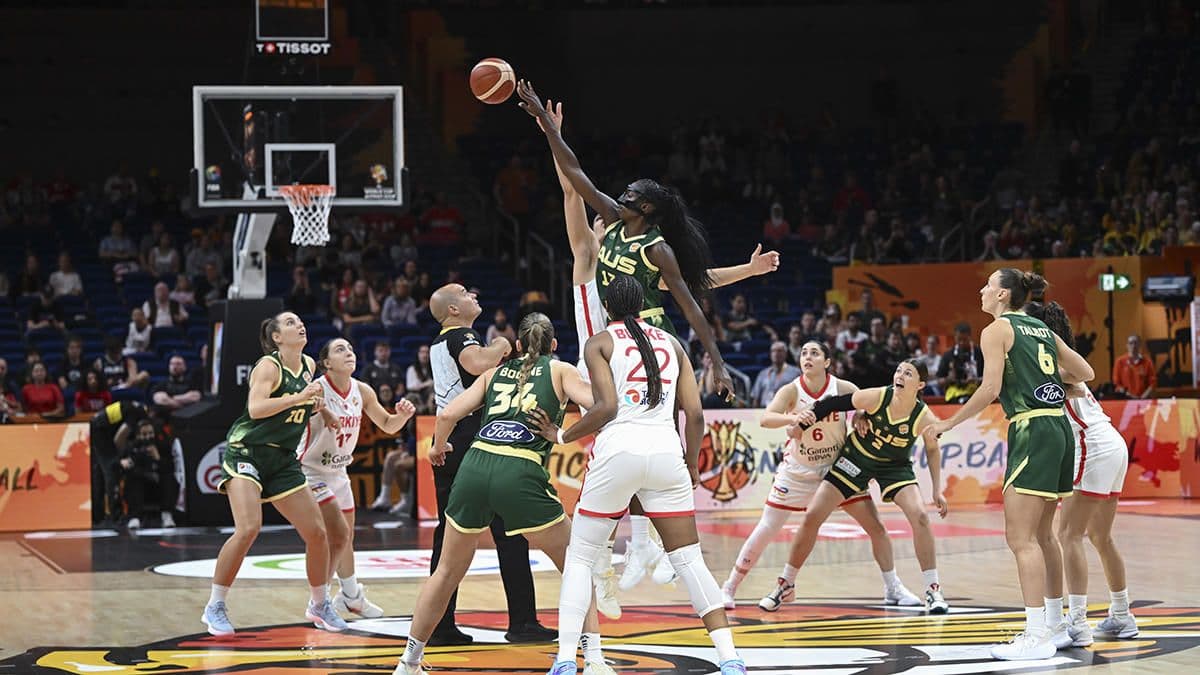 A Milli Kadın Basketbol Takımı ve Avustralya kadın basketbol takımı oyuncuları, FIBA Dünya Kupası maçında top için mücadele ediyor.