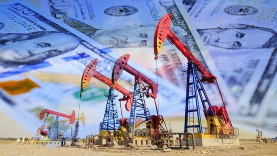 Petrol kuyusu pompaları ve dolar banknotları